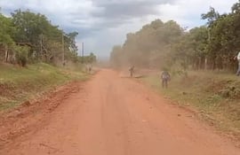 Un grupo de pobladores limpia los accesos a la compañía Tajy Loma.