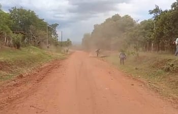 Un grupo de pobladores limpia los accesos a la compañía Tajy Loma.