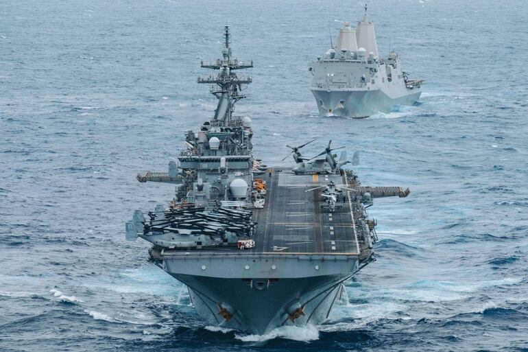 USS Boxer (LHD 4) y USS Portland (LPD 27) navegan en formación mientras transitan por el Océano Índico, 30 de junio de 2026. El Grupo Anfibio de Listo para Acción Boxer (ARG) y la 11.ª Unidad Expedicionaria de Marines embarcada están operando actualmente en Medio Oriente como parte de un despliegue programado. El ARG Boxer incluye al USS Comstock (LSD 45), que llegó a la región a principios de mayo. (CentCom)