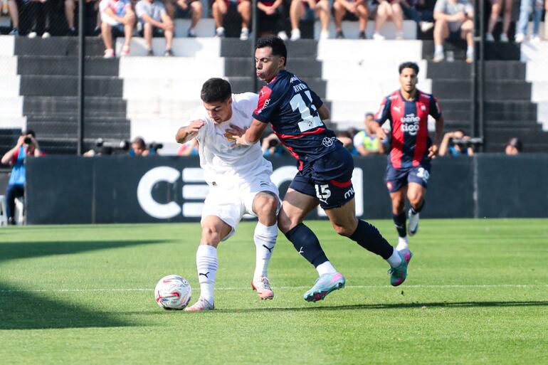 Duelo de laterales, Iván Ramírez, de Libertad intenta escapar de la marca de Blas Riveros, de Cerro Porteño.