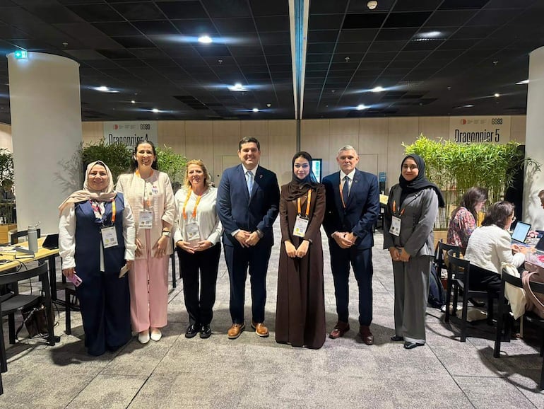 El presidente del Senacsa, Dr. José Carlos Martin (centro) y representantes de las delegaciones de Paraguay y Emiratos Árabes Unidos se reunieron en París, en el marco de la la 93.ª Sesión general de la Asamblea Mundial de Delegados de la Organización Mundial de Sanidad Animal (OMSA), para la aprobación del certificado sanitario correspondiente.