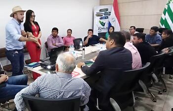 Juan Arévalos, parado, durante su intervención en la Junta Municipal.