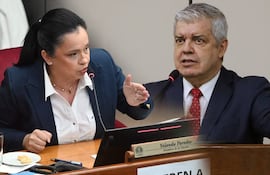 La senadora Yolanda Paredes y el ministro del Interior, Enrique Riera.