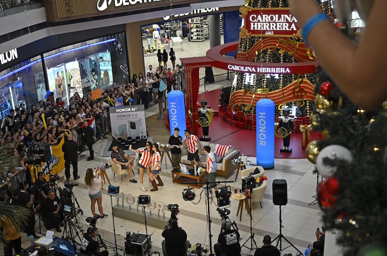 Con camisetas de la Albirroja, los conductores de "Nadie dice nada" realizaron la transmisión.