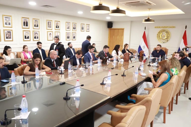 Miembros del Poder Ejecutivo y la Comisión Permanente delCongreso se reunieron para dar a conocer detalles del nuevo proyecto del tren de cercanías