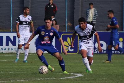 El talentoso volante ofensivo "rayadito", Carlos Ripoll domina el esférico ante la presencia del volante de contención Luis Miño. (Foto: APF)