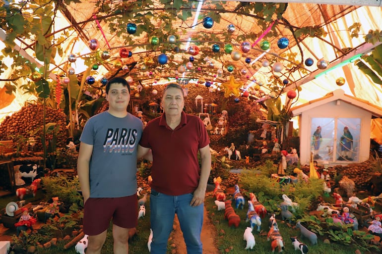 El Ing. Químico Ernesto Sabaté (derecha) junto a su hijo Arturo ultimando detalles del pesebre cuya visita se habilitará a partir de mañana.