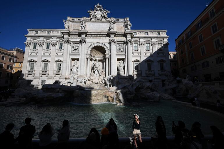 Una mujer posa en el área de la Fontana di Trevi en el primer día de admisión paga, en Roma, Italia, el 2 de febrero de 2026.