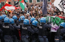 Manifestantes se enfrentan con la policía, exigiendo a la Bienal el cierre del Pabellón de Israel en la 61ª Bienal de Arte de Venecia. EFE/ANDREA MEROLA