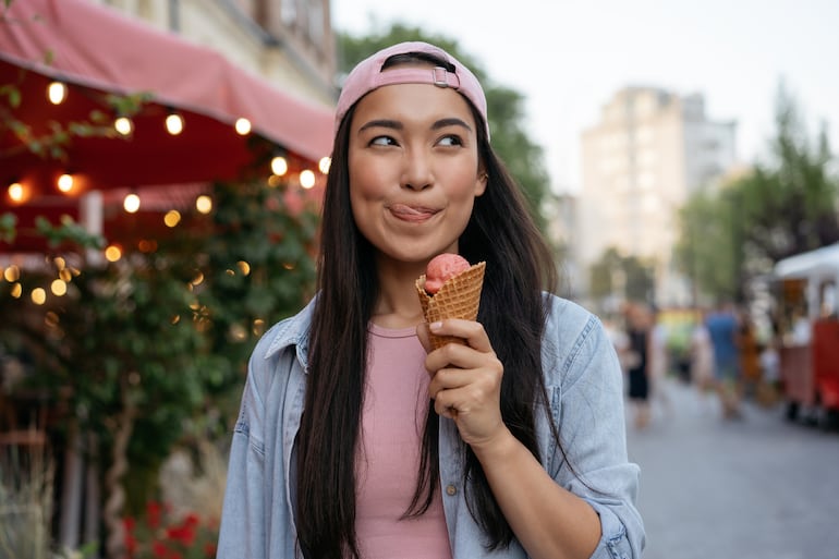 Persona feliz comiendo postre.