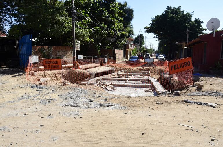 Señalización sobre vía Férrea. Trabajos aún no fueron terminados.