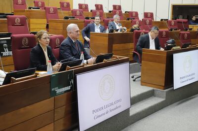 El fiscal general del Estado, Emiliano Rolón (i), acudió ayer a la reunión de la comisión “garrote”.