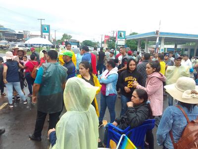 Manifestaron de los pobladores que reclaman caminos de todo tiempo.
Los manifestantes se movilizaron durante dos días en el distrito de Guayaybí sobre la ruta PY08, pero no tuvieron el resultado esperado
