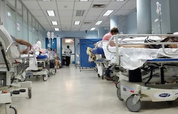 Imagen ilustrativa: un hospital con varios pacientes en camillas.