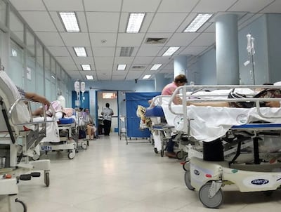Imagen ilustrativa: un hospital con varios pacientes en camillas.