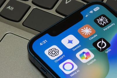 En la pantalla de un iPhone se observan diversas aplicaciones de IA, incluidas ChatGPT, Gemini, Claude, Perplexity, Meta AI, Microsoft Copilot y Grok.