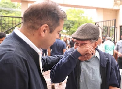 Miguel Prieto Vallejos, en el Colegio Soldado Paraguayo del barrio Don Bosco, junto con un ciudadano que se expresó emocionado.