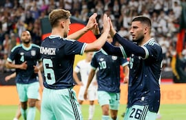 Deniz Undav se saluda con Joshua Kimmich en la goleada de Alemania frente a Finlandia en el amistoso previo al viaje a Estados Unidos.