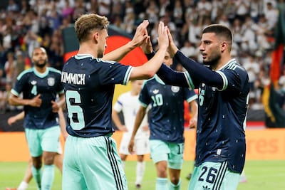 Deniz Undav se saluda con Joshua Kimmich en la goleada de Alemania frente a Finlandia en el amistoso previo al viaje a Estados Unidos.