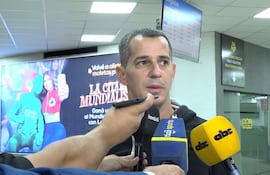 El argentino Leandro Romagnoli durante la llegada al Aeropuerto Internacional Silvio Pettirossi para oficializar con Guaraní.