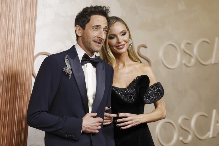 ¡Enamorados! El actor Adrien Brody y Georgina Chapman arribando a la red carpet del Dolby Theatre en Hollywood. (EFE/EPA/CAROLINE BREHMAN)
