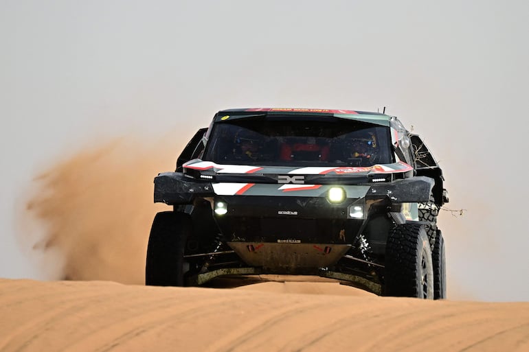 Nasser Al-Attiyah y Fabian Lurquin (Dacia Sandriders), con una estrategia de regularidad, se mantienen como líderes en coches.