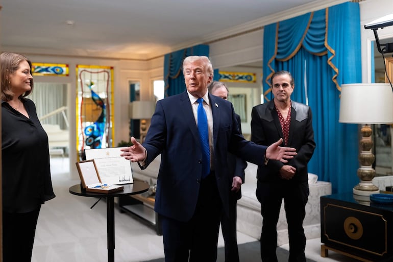 Fotografía divulgada por la Casa Blanca donde aparece el presidente de Estados Unidos, Donald Trump, durante su visita este lunes, a Graceland, la mansión de Elvis Presley en Memphis, Tennessee.