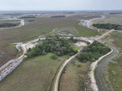 Las imágenes corresponden a la zona de Punta Diamante distrito de Tacuaras en donde los pobladores denuncian a una arrocera de taponar el canal principal del arroyo Las Hermanas.
