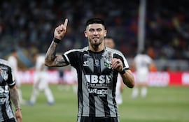 El paraguayo José Florentín, futbolista de Central Córdoba, festeja un gol en el partido frente a San Lorenzo de Almagro por los octavos de final del torneo Clausura 2025 de la Liga Profesional de Argentina en el estadio Único Madre de Ciudades, en Santiago del Estero, Argentina.
