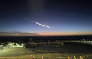 Los científicos rusos del Instituto de Investigaciones Científicas del Ártico y la Antártida (AANII, por sus siglas en ruso) observaron hoy la caída de un meteorito brillante que sobrevoló la estación polar rusa 'Vostok' en la región central de la Antártida. Según informó el centro en su canal de Telegram, "el objeto intensamente luminoso cruzó el cielo nocturno hoy, 13 de agosto, sobre las 16:00 hora local".