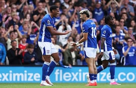 El delantero paraguayo, Julio Enciso saluda al autor del primer tanto, Emerson, en el triunfo de Ipswich Town Football Club, en la primera ronda de la Premier League.