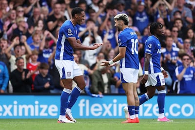 El delantero paraguayo, Julio Enciso saluda al autor del primer tanto, Emerson, en el triunfo de Ipswich Town Football Club, en la primera ronda de la Premier League.