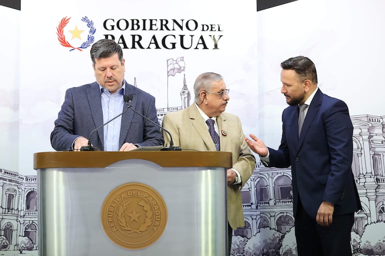 Derlis León conversa con Isaías Fretes, mientras el jefe de Gabinete Civil de la Presidencia, Javier Giménez, oficializa los relevos en Salud Pública y el IPS.