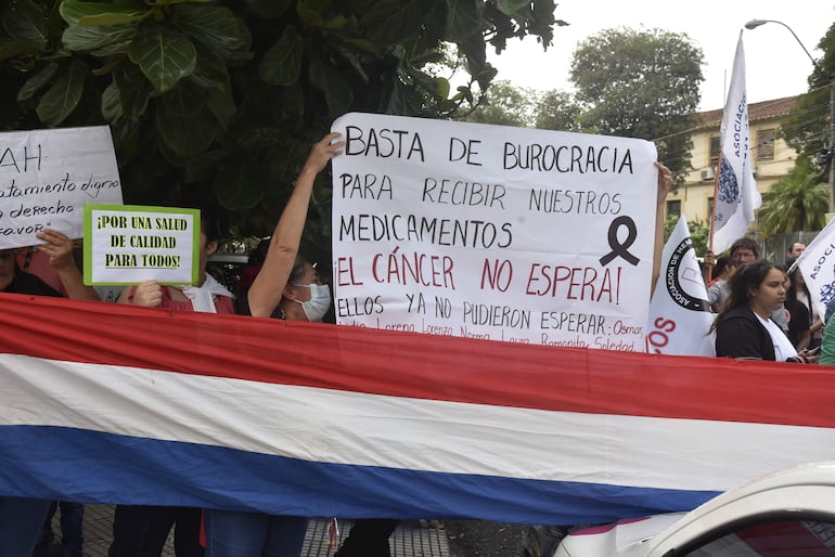 Pacientes denunciaron excesiva burocracia en los procesos de compra y distribución de medicamentos, que son vitales para el tratamiento de enfermedades catastróficas. 