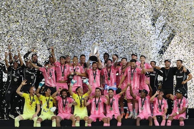 Lionel Messi, capitán del Inter Miami, celebra con sus compañeros la obtención del título de la MLS Cup, ante el Vancouver Whitecaps, del paraguayo Andrés Cubas.