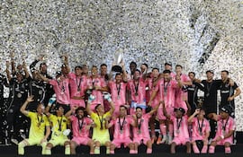 Lionel Messi, capitán del Inter Miami, celebra con sus compañeros la obtención del título de la MLS Cup, ante el Vancouver Whitecaps, del paraguayo Andrés Cubas.