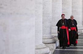 El cardenal arzobispo de Toronto Francis Leo (i) y el arzobispo emérito de Toronto, Thomas Christopher Collins.