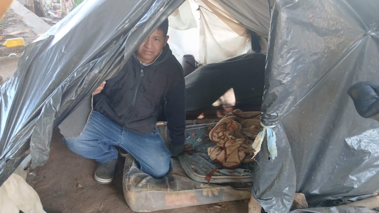 vdb El líder de la comunidad, Silvio Duarte González, mostrando su precaria carpa para resguardarse del frio y épocas de lluvias.