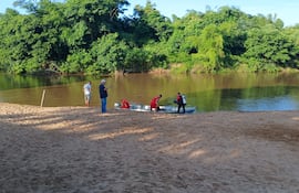 Bomberos brasileños iniciaron la búsqueda del desaparecido en el río Apa.