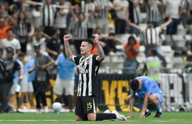 Kevin Castaño festeja la victoria del Atlético Mineiro sobre Montevideo City Torque por 3-0.