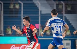 El volante creativo azulgrana, Alan Soñora maneja el esférico ante la presencia cercana del juvenil del Sportivo 2 de Mayo, Henry Riquelme. (Foto: @CCP1912oficial)