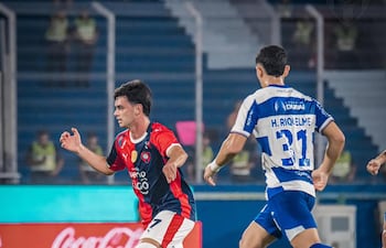El volante creativo azulgrana, Alan Soñora maneja el esférico ante la presencia cercana del juvenil del Sportivo 2 de Mayo, Henry Riquelme. (Foto: @CCP1912oficial)