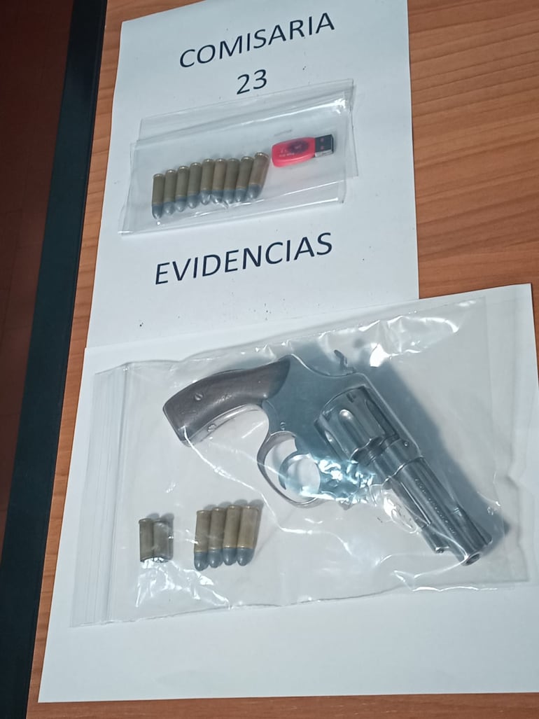 Evidencias incautadas durante la aprehensión de uno de los sospechosos.
