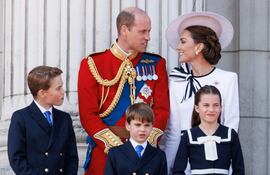 El príncipe William con su esposa Kate y los príncipes Jorge, Luis, y Carlota.