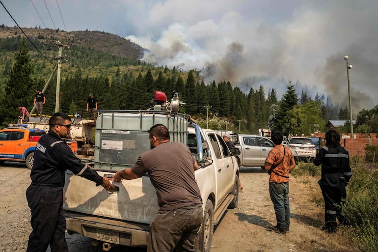Bomberos trabajan intensamente desde el 5 de enero.
