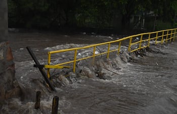 Prevenga accidentes, evite circular por puntos en los que los raudales apeligran la vida.