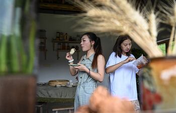 Chen Yani (derecha), también conocida como “Keke”, almuerza con amigas e invitadas en un espacio de convivencia femenina llamado “El Universo Imaginario de Keke”, en Hangzhou, en la provincia de Zhejiang, al este de China.
