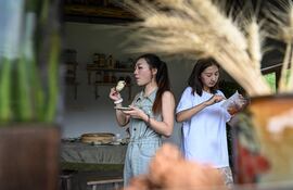 Chen Yani (derecha), también conocida como “Keke”, almuerza con amigas e invitadas en un espacio de convivencia femenina llamado “El Universo Imaginario de Keke”, en Hangzhou, en la provincia de Zhejiang, al este de China.