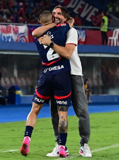 El abrazo emocionado entre Alan Max Benítez (31 años) y el entrenador Diego Martínez (46) tras la anotación del lateral derecho en la victoria de Cerro Porteño contra Ameliano 2-0, en Barrio Obrero.