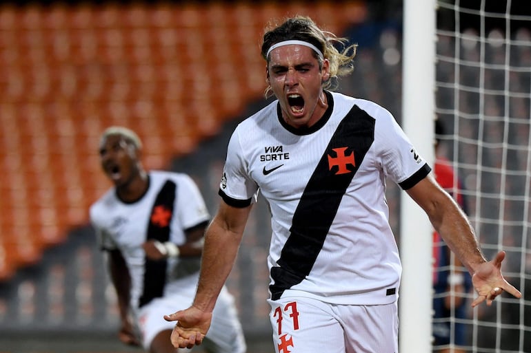 El delantero argentino del Vasco da Gama, Claudio Spinelli, celebra tras anotar el segundo gol de su equipo durante el partido de ida de los play-offs de la ronda de eliminación directa de la Copa Sudamericana entre el Independiente Medellín de Colombia y el Vasco da Gama de Brasil.